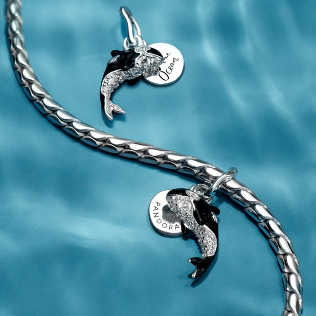 Pandora kardszárnyú delfin charm pavé kövekkel