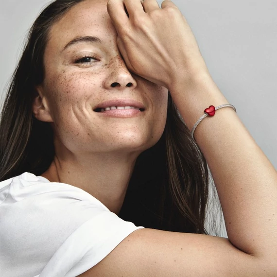 Pandora  - Metál hatású piros szív charm - 793337C02
