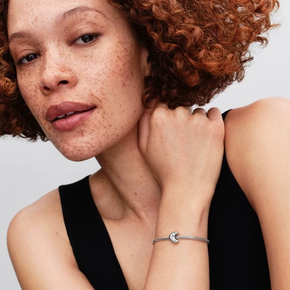 Pandora  - Sarlóhold charm - 794254C01