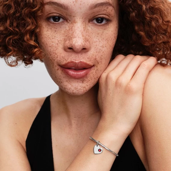 Pandora  - Gravírozható szív piros köves függő charm - 794295C01