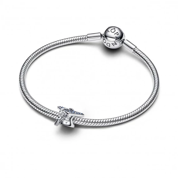 Pandora  - Szikrázó kék 2026-os ballagási kalap charm - 794461C01