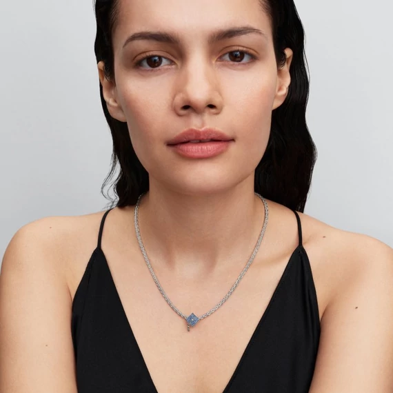 Pandora  - Szikrázó kék 2026-os ballagási kalap charm - 794461C01