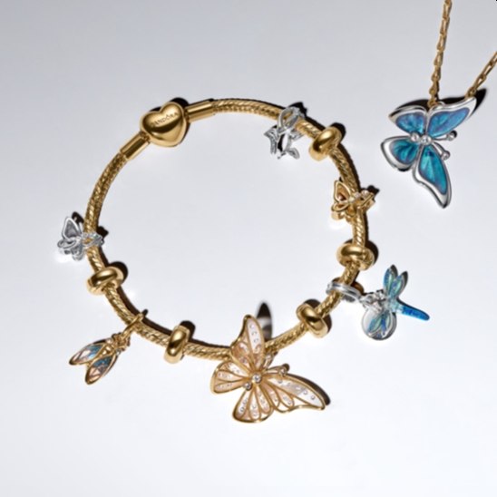 Pandora pillangó ékszer viselet